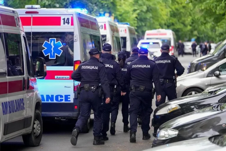 Quatre policiers détenus sont libérés en Serbie, seulement contre le directeur Jankoviq