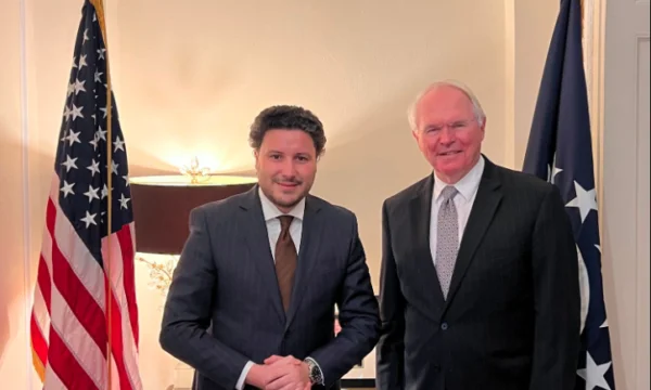 Abazoviki se encuentra con Hill: Siempre contento de hablar con él sobre la promoción de la paz en la región