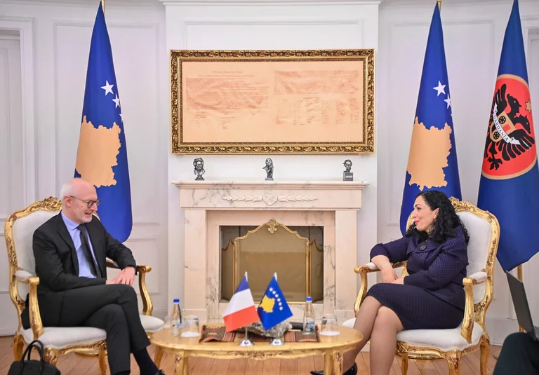 Osmani parla con l'ambasciatore francese per l'arresto degli agenti di polizia del Kosovo dalla Serbia