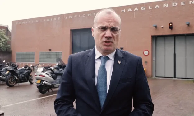 Le ministre albanais des Affaires étrangères visite Thaci à La Haye.