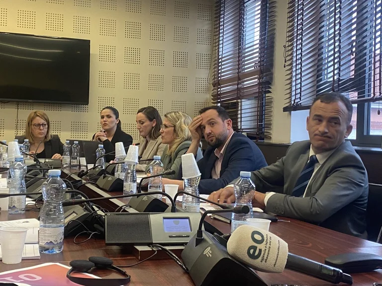 No me llames indicando: Confrontation between AAK and VV deputies