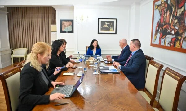 Le meurtre récent de femmes au Kosovo, Osman rencontre Svecla, Haxhiu et Hoxha