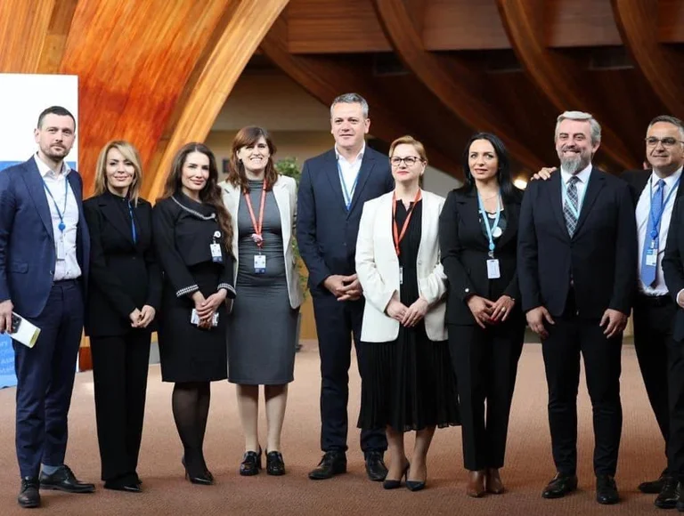 Gashibi LDK: Great and Historic Poses for Our Blessed Kosovo