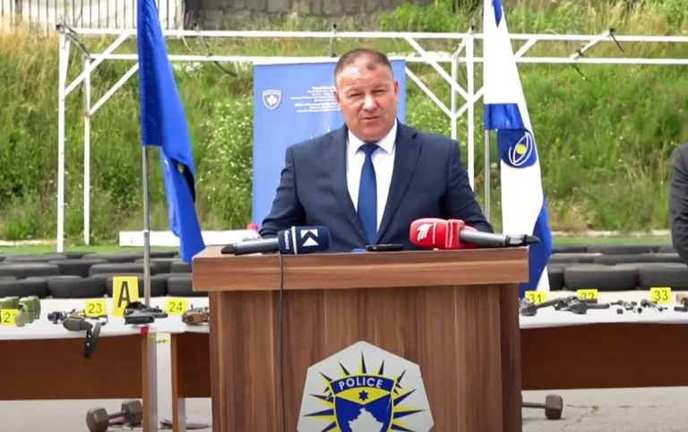 Drejtori i policisë jep detaje për armatimin e gjetur mbrëmë në veturën me targa serbe në Zveçan