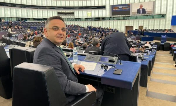 La Asamblea Parlamentaria del día siguiente habla sobre la pertenencia a Kosovo en el KiE, el MP Tahiri muestra lo que más hay en el programa