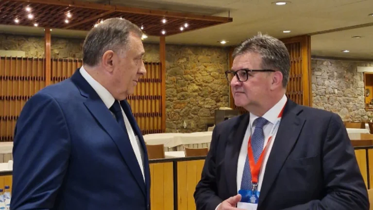 Although sanctioned by US and UK, Dodik is invited to Greece where he meets with Lajcak