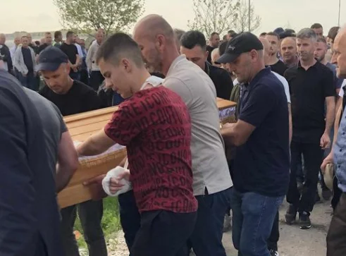 Le frère blessé portait le cercueil de 21 ans qui a été tué par son ex-mari.