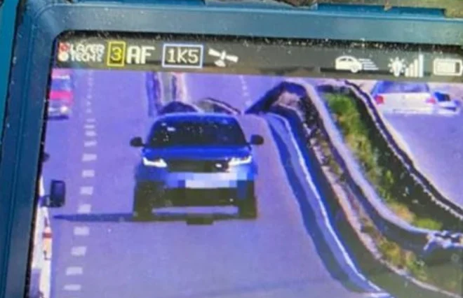 La polizia multa il conducente 300 euro e prende la sua licenza per 3 mesi