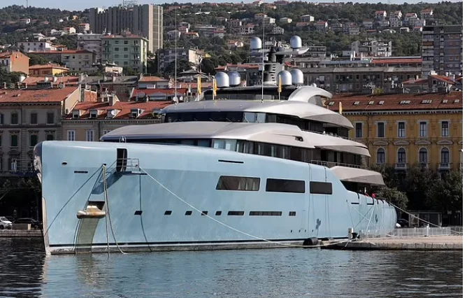 Zbarkon dans le port de Durres, des centaines de millions de yachts par le chef de Tottenham