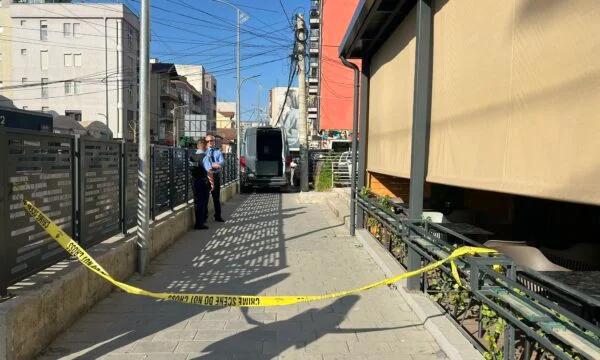 Il corpo della vittima, ucciso dall'ex marito a Ferizaj, si ritira dalla squadra di Forenzica