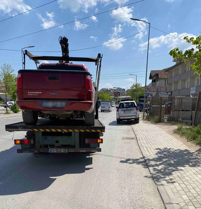 Voziti me veturë të paregjistruar, policia e gjobit shoferin me 300 euro