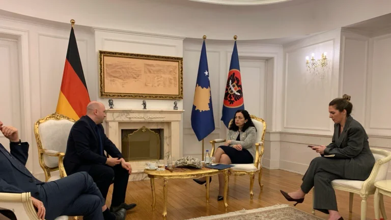 Sarrazin sans précédent au Kosovo rencontre Osman, Kurti, Liste serbe, société civile