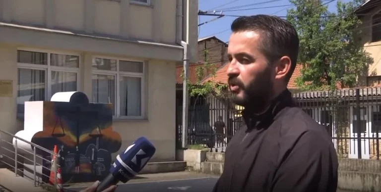Nachbar brach seine vierjährige Nase in Prizren, sagt sein Elternteil: Er nahm es aus der Hand meiner Mutter und traf ihn.