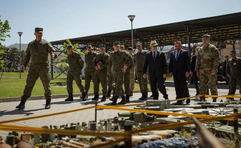 Ukrainische Polizeiabsolventin in Kosovo zur Minenentfernung