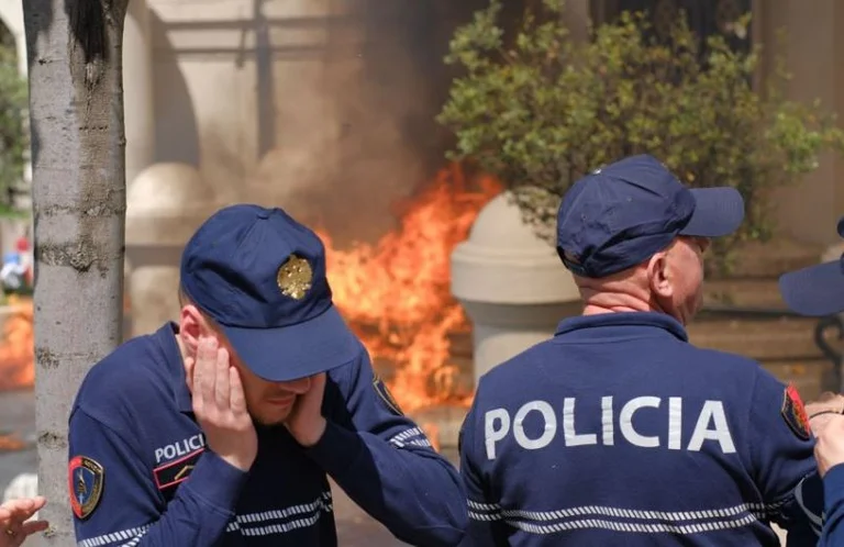 Protests ahead of Tirana City Hall citizens clash with police forces, drop Molotova