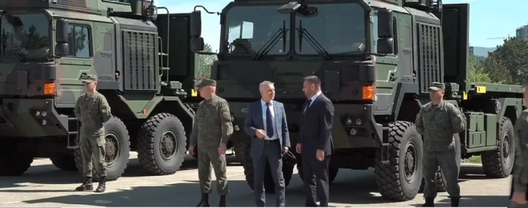 Rohde i shpërndan çelësat, me Maqedoncin hipin në njërin prej kamionëve që Gjermania ia dhuroi Kosovës