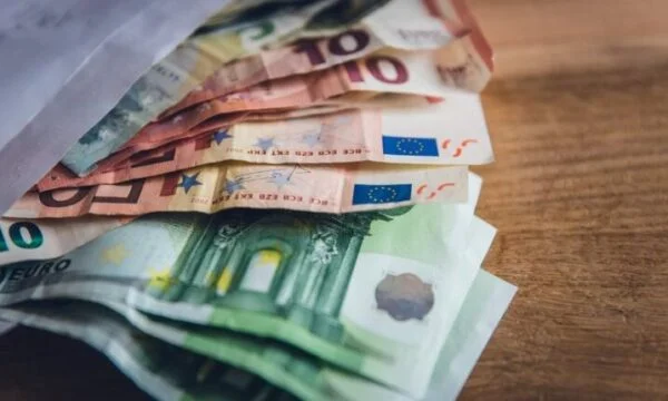 Les citoyens remettent plus de 1 000 euros prétendument contrefaits à une banque en Suède