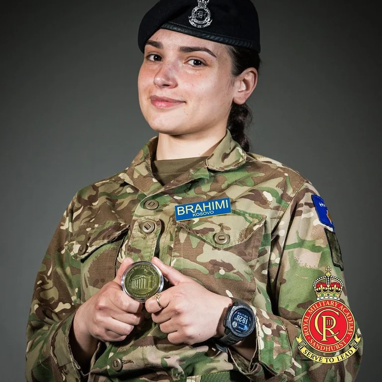 Le cadet Andrew Brahimi est récompensé par le commandant Benji de l'Académie militaire royale “Sandhurst”