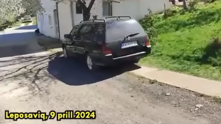 <x0) - Polizei Detail, was in der Leposaviq Szene gefunden wurde.