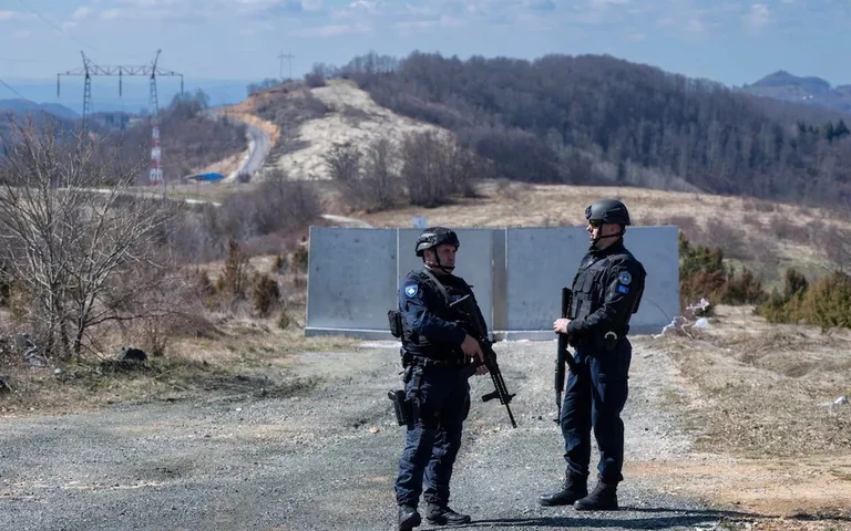 “Le télégraphe” écrit pour la police du Kosovo, montre comment ils protègent la frontière avec la Serbie