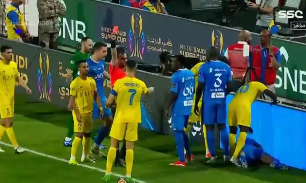 Ronaldo perde il controllo, soffia il suo avversario con il gomito e viene cacciato dal gioco.