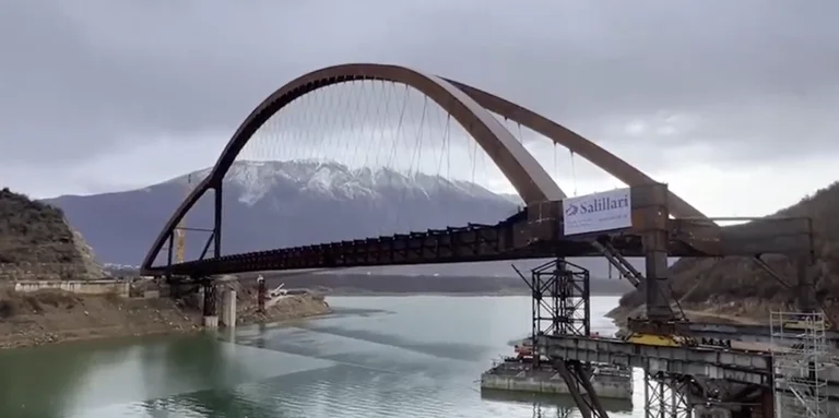 Construction of the new bridge, closing for a week. Kosovars can cross this road