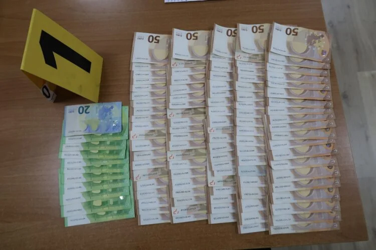 Die Bürger geben der Polizei zu dem Zeitpunkt, an dem der Besitzer sie beklagte, mehr als 10.000 Euro.