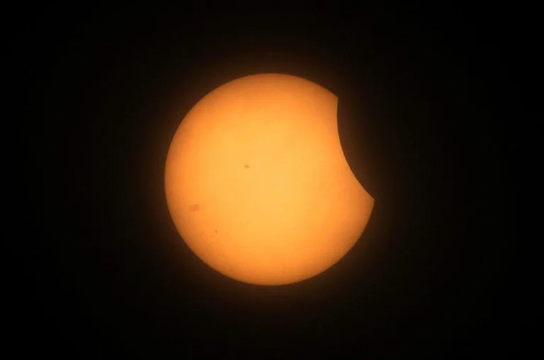 El eclipse del Sol comienza en el Océano Pacífico