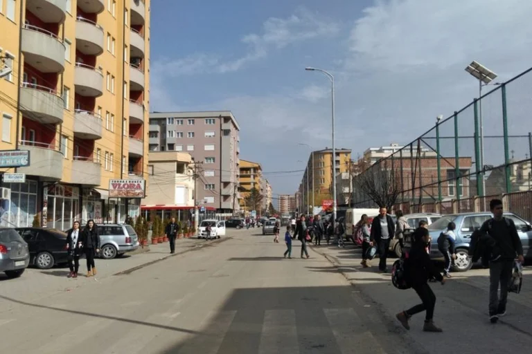 Një grua në Fushë Kosovë rrahu disa fëmijë në shkollë e pastaj edhe babain e tyre, arrestohet nga Policia