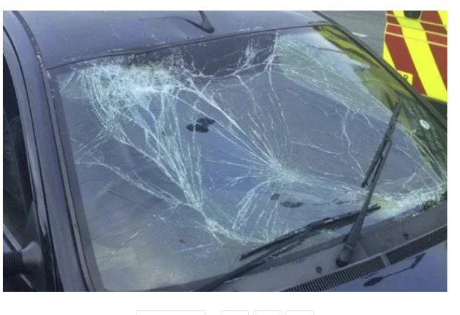 Eine Frau North Mitrovica Auto beschädigt
