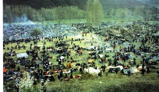 Das 25-jährige Jubiläum der Vertreibung von Kosovo-Albanern, Hommage an das Memorial Centre '%Blaca 99