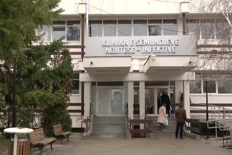 Dy persona me Covid-19 dhe tre me grip të derrit po trajtohen në Infektivë