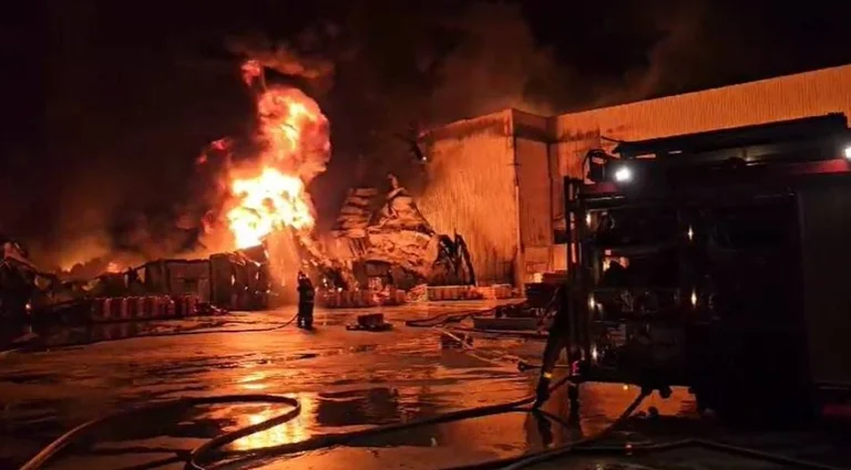 Unfall zwischen zwei Autos in Fushe Kruje, einer explodiert in Flammen