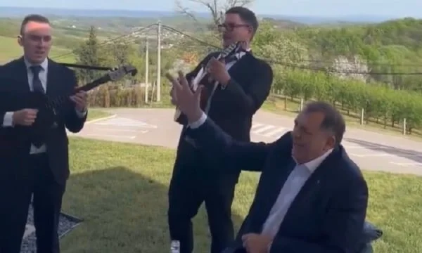 Dodik chante avec trois doigts haut “Amérique maudite”