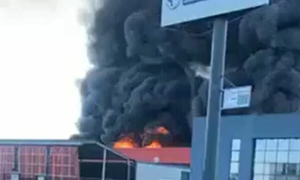 Grande fuoco in un oggetto sulla strada Pristina -Lipjan (VIDEO)