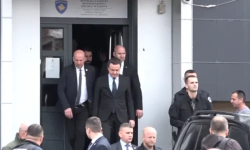Anashkalimi i Kurtit: Si u “injoruan” kryetarët e PDK-së në veri nga vizita e Kryeministrit