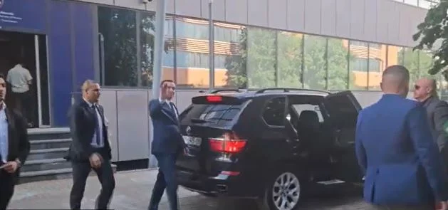Rama pak metra larg në takim me Osmanin: Kurti nuk përgjigjet nëse do të takohet me të