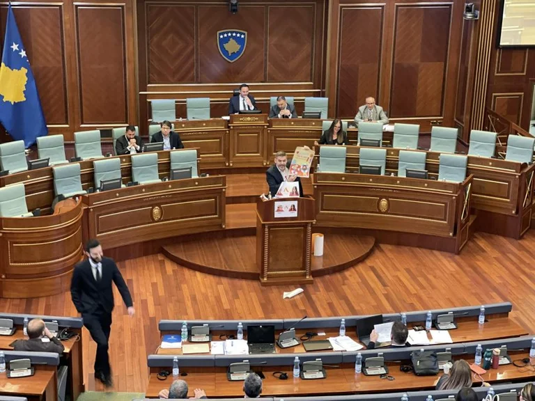 Kastrat publie la photo de Mihali et Nagavci dans l'Assemblée: Apportez-la à un miroir et regardez le visage de la merveille