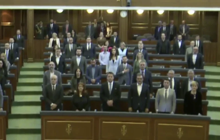 La audiencia de batalla de Kosovo comienza con el himno nacional y estatal