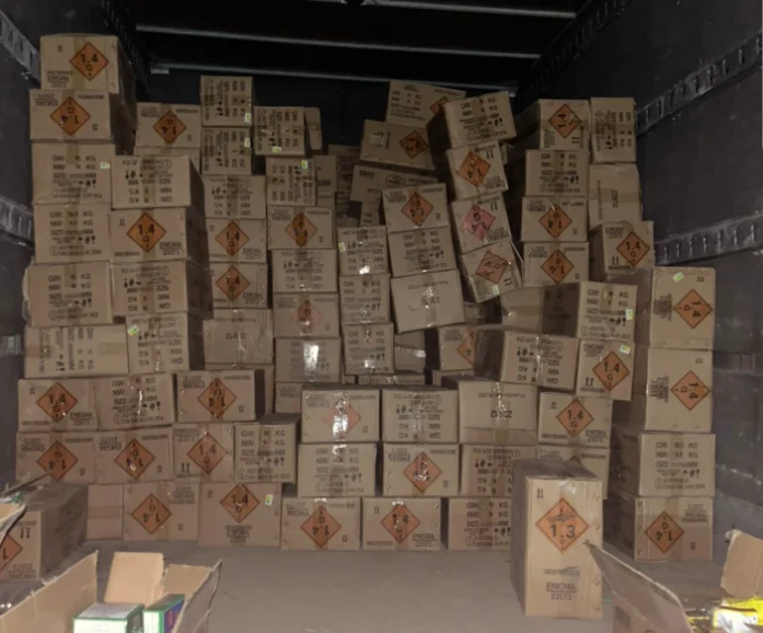 Les plaques d'immatriculation de la Serbie saisie, il y avait des véhicules pyrotechniques d'environ 7 mille euros