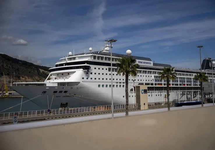 The 1500 passenger tourist ship stuck in Spain's port because of bolivian passenger visa problems