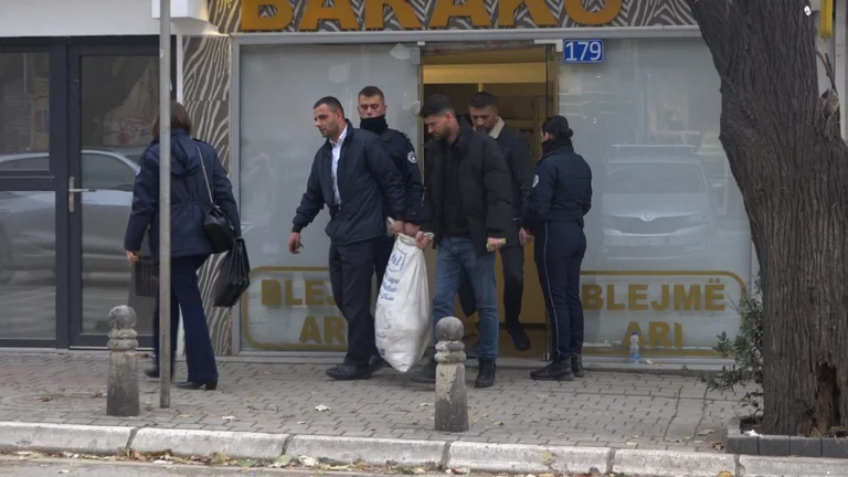 Grabitja në Suharekë: Bastiset argjendaria e pronarit i cilit u arrestua dje në Prishtinë