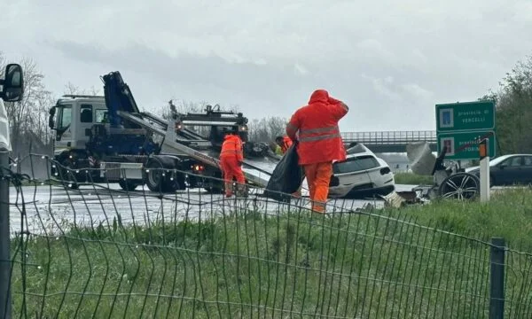 Quemada en Ferrari, Kosovo dirigió el coche, la mujer con él puede ser identificada