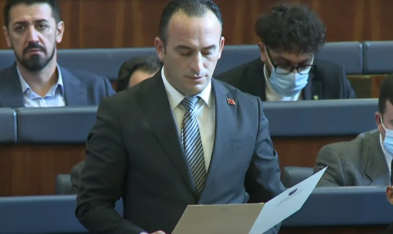 The former VV deputy accuses past governments even on the dinar case