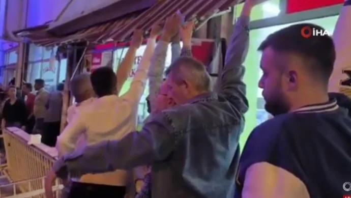 Der Balkon, von dem er den Sieg feierte, stirbt der Oppositionsbeamte in der Türkei (VIDEO)