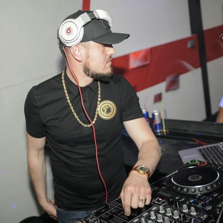 Este es el conocido DJ de Kosovo que permaneció muerto debido al accidente de Ferrari en Italia