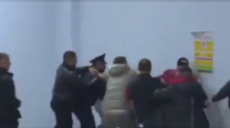 Neighbor: Six personnes menacent et violent un enfant de 27 ans