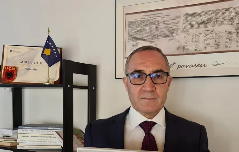 Dy eksperimente kreative shkencore dhe implikimet e tyre të tërthorta për teorinë e Naim Krasniqit