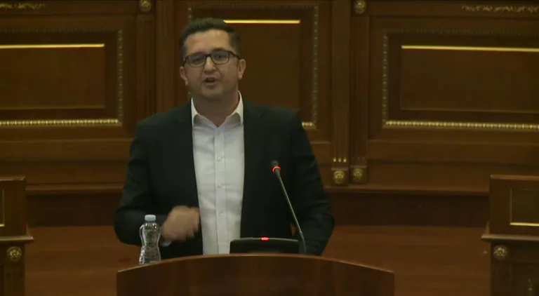 Mustafa – qeverisë: Kryeshefi i KEK-ut, që e emëruat ju, u arrestua për korrupsion