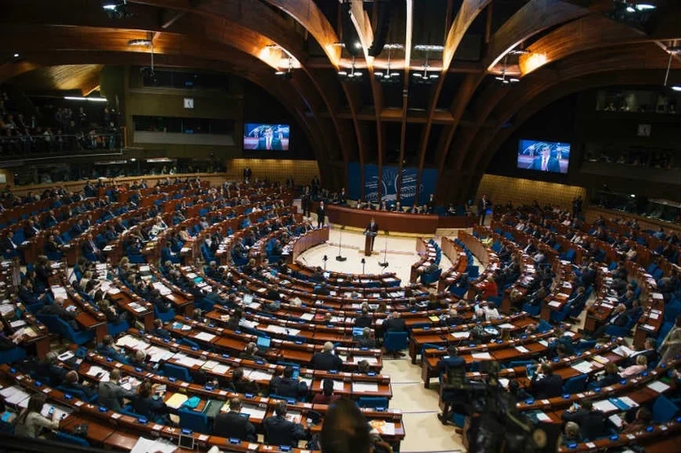 Mediat serbe zbulojnë se kush votoi kundër propozimit për antarësimin e Kosovës në KiE